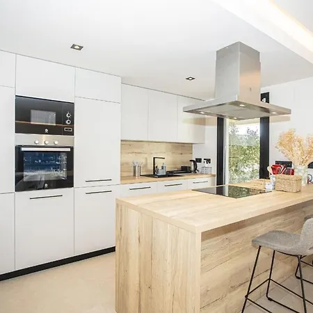 New Modern 3 Bedrooms With Ocean Views Apartment *