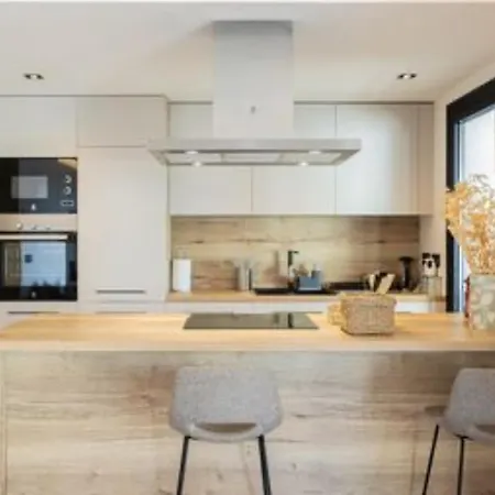 New Modern 3 Bedrooms With Ocean Views 아파트