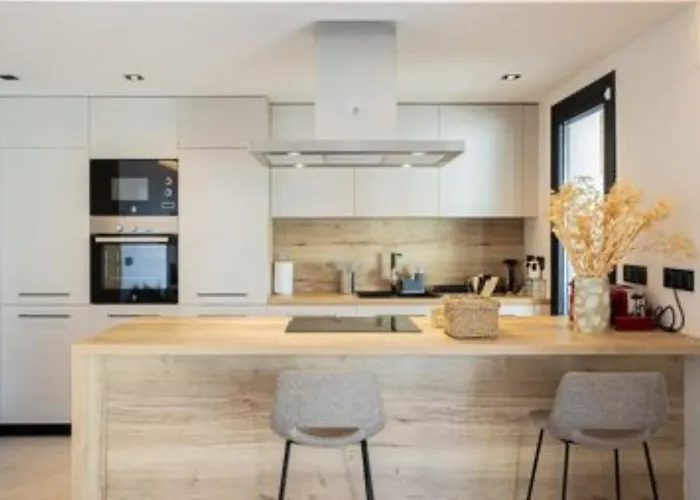 New Modern 3 Bedrooms With Ocean Views 아파트